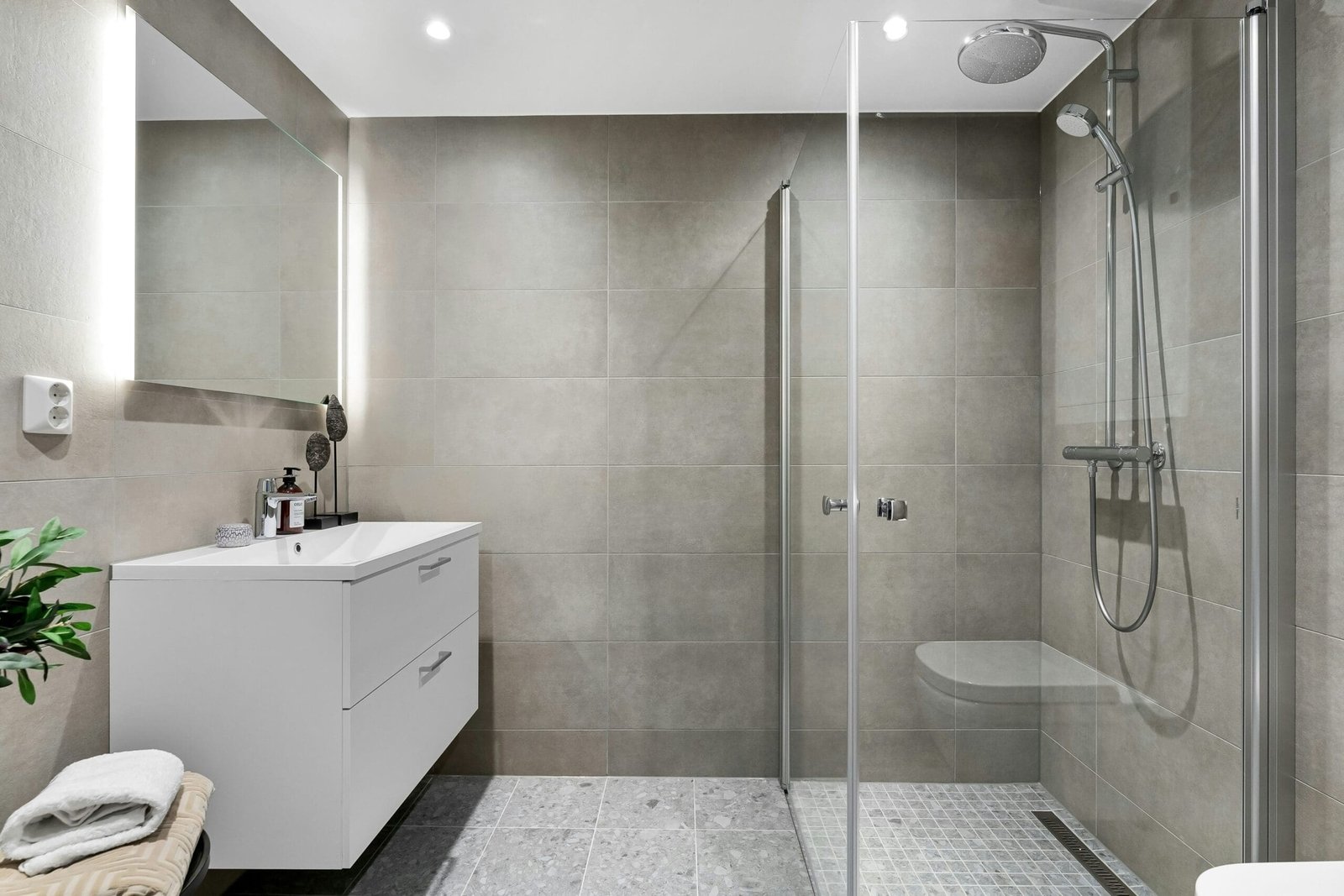 Walk-In Showers vs Walk-In Bathtubs: Which Is Best for Your Home?